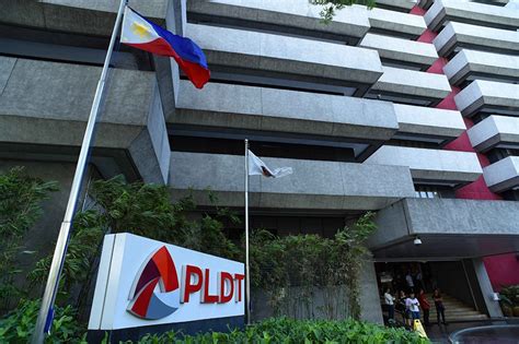 Globe to sell over 7K towers to fund capex .